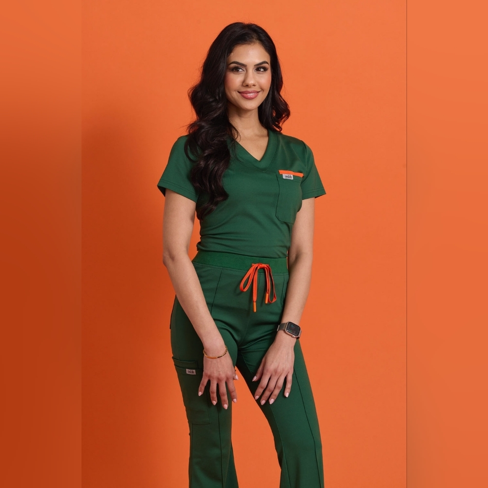 Ashh 'Emma' Scrub Set in Hunter Green: Size XS - Picture 3 of 6